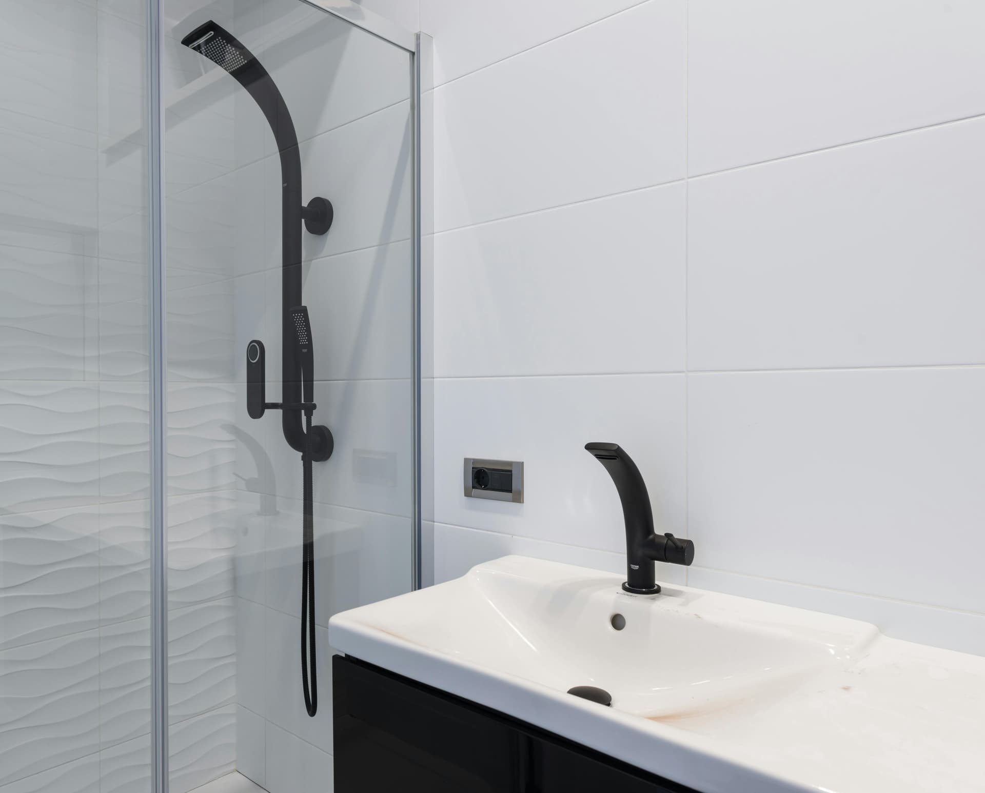 Black Frame Shower Doors for a Bold Bathroom Statement