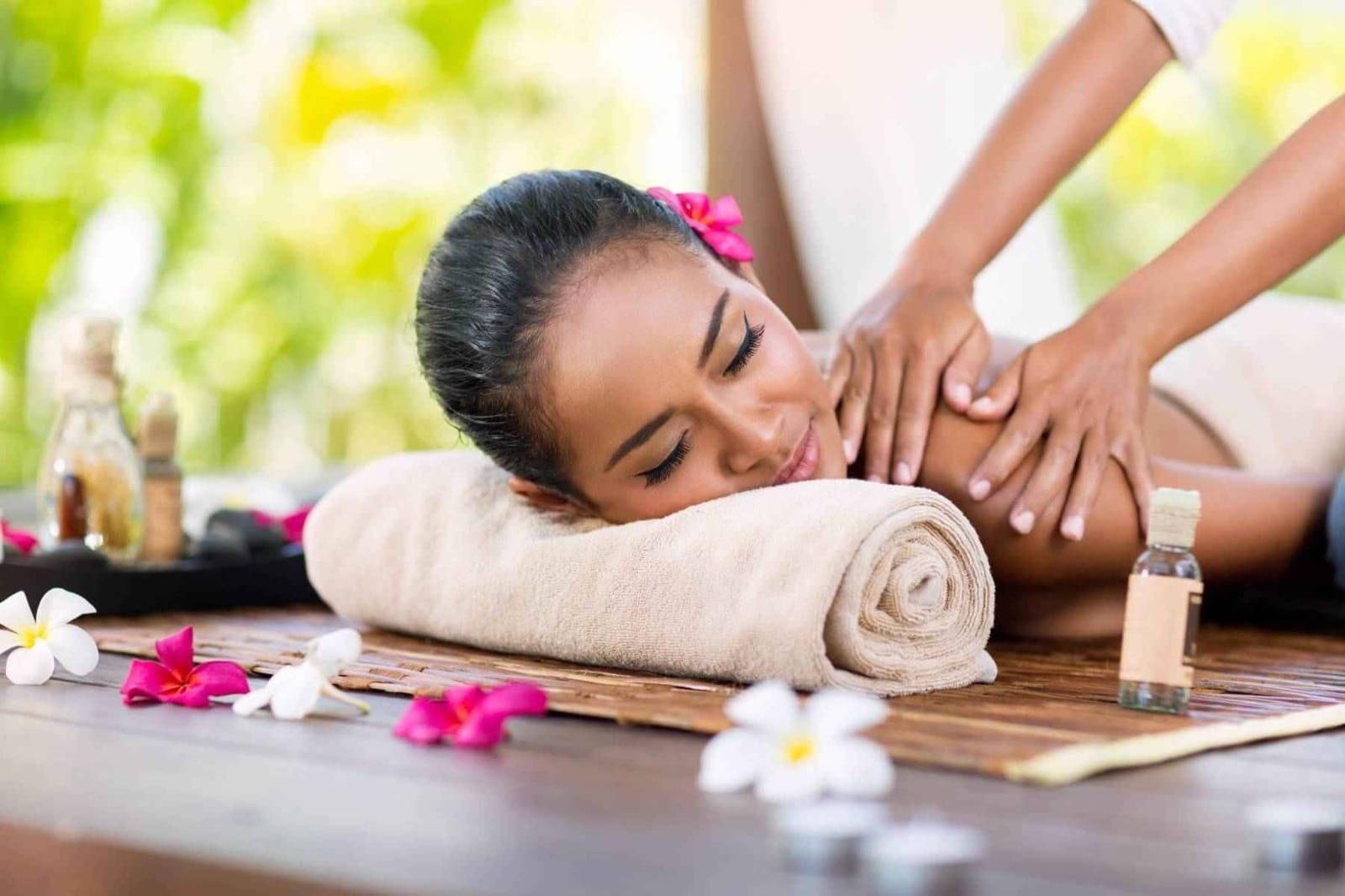 Kräuterstempel Massage Schulungen – Traditionelle Techniken modern vermittelt