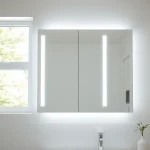 Entdecken Sie den eleganten Spiegelschrank mit LED Beleuchtung in modernem Badezimmer-Design.