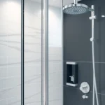 Duschkabine 90x90 für moderne Badezimmer mit eleganten Linien und gläsernem Design.