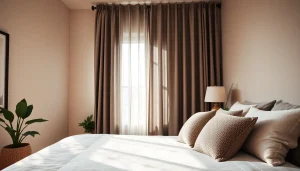 Verduisterende gordijnen creëren een gezellige sfeer in een slaapkamer met rijk gedecoreerde accessoires.